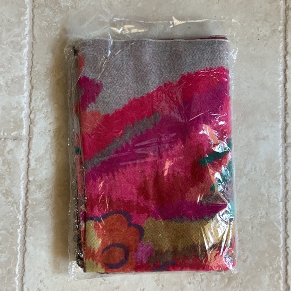 Cashmere wool blend multi colored floral motif scarf/shawl - Picture 13 of 13